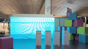 Parte alta del stand con el proceso de reciclaje de la espuma flexible de poliuretano