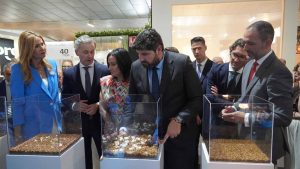 Visita de autoridades (Presidente CARM, Alcaldesa de Yecla, Consejera CARM)
